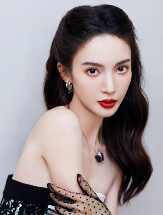 金晨|金晨又翻车了,一副排骨身材却穿泳衣,难怪被60岁吴玉芳比下去了