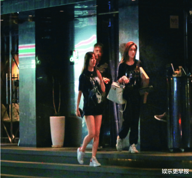 周扬青|「女神」恺恺深夜小巷紧贴新欢!背后环抱吸脖「胸前紧牵小手」