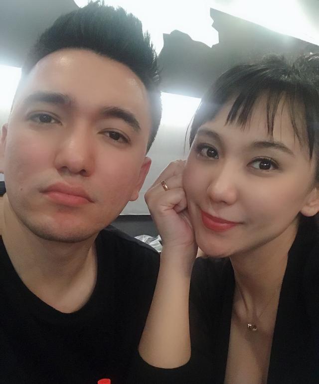 古力娜扎|娜扎晒全家福为母亲庆生,妈妈年轻贵气,空姐姐姐罕见出镜颜值高