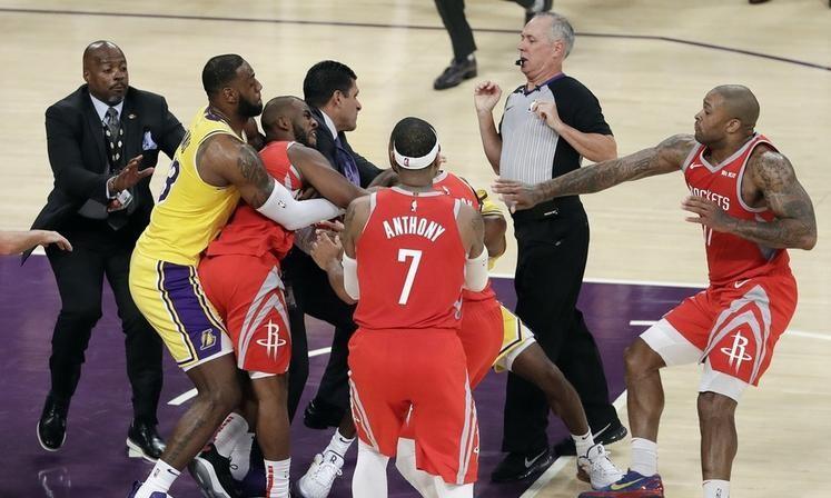 女歌手爱上外籍黑人与之远赴美国，被家暴打至肛裂，年近40无人敢娶