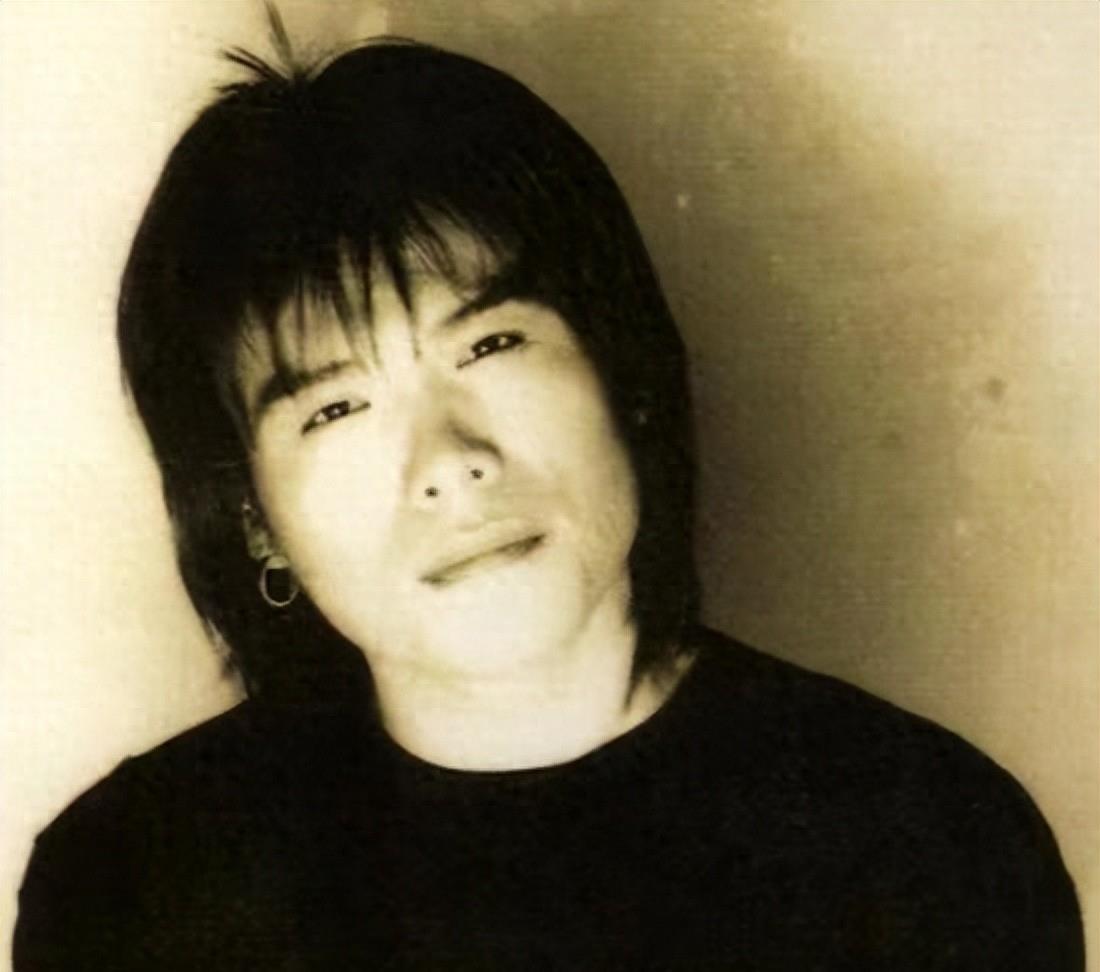 又土又丑,演唱会“摆烂”,从过气歌手到全民追捧,他究竟凭什么