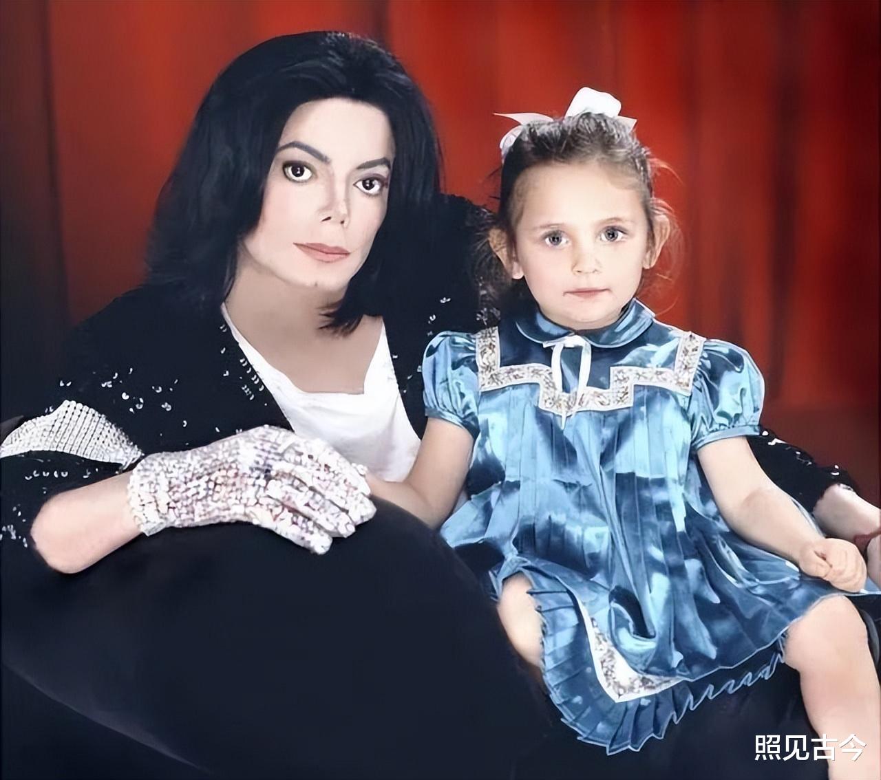 杰克逊唯一的女儿:11岁丧父骤然失宠,如今25岁皮肤白皙布满纹身