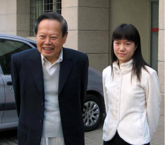 杨振宁被曝病危后立下遗嘱?高额退休金曝光,翁帆“野心”藏不住