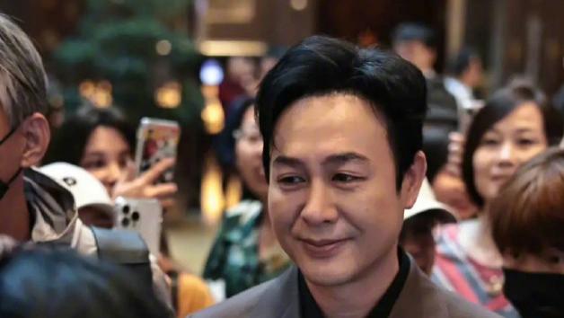 张颂文近照曝光被疑做医美，脸部填充塑胶感明显，气质油腻有点娘