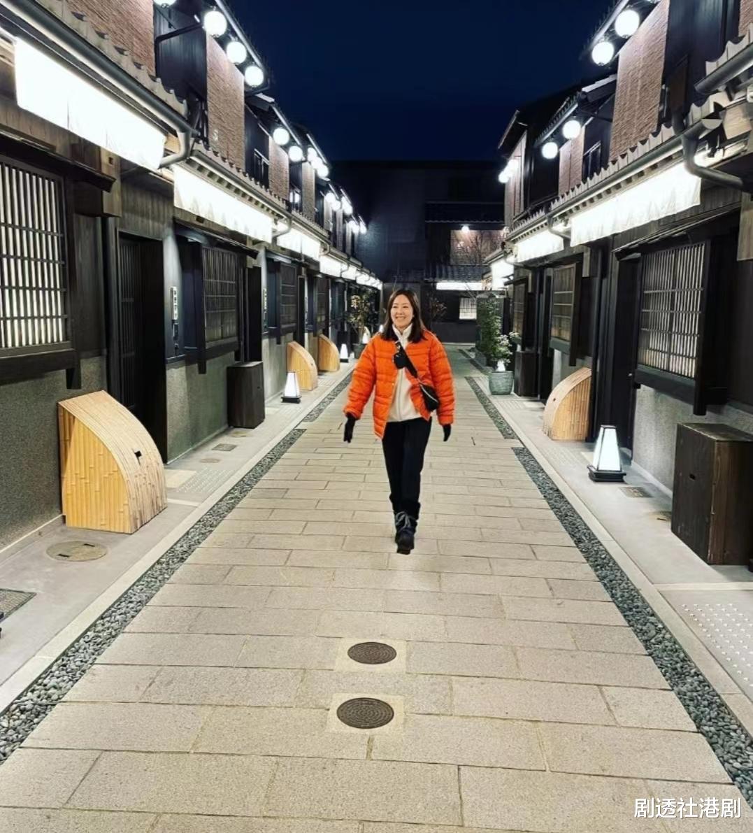 唐诗咏|亲情可贵!TVB前视后与父兄一起旅游,自小父母离异母亲更早年病逝