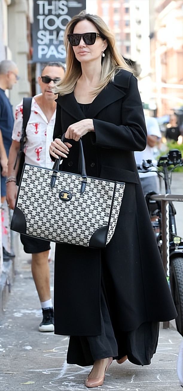 朱莉出街都穿秋装了?黑裙配黑色大衣漫步纽约,女神的松弛感绝了