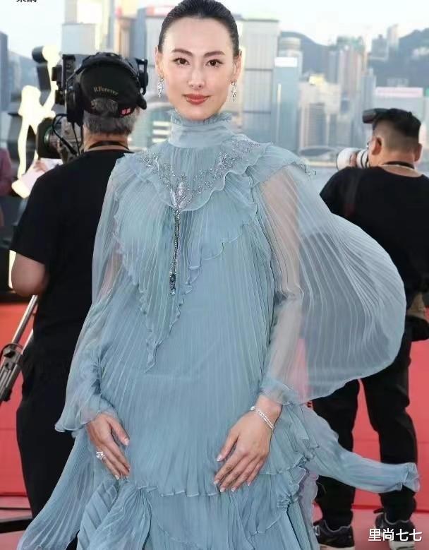 发型 梁洛施要复出?罕带作品走红毯,完美骨相媲美张柏芝太有贵族气