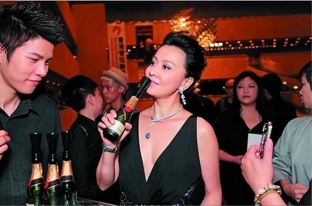 表面是娇滴滴小白花，实则都是“酒蒙子”，这几位女星太过于剽悍