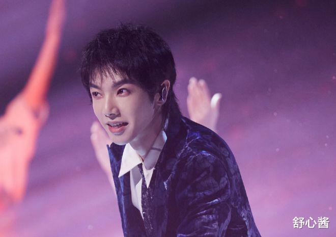 那英|那英哭掉假睫毛,华晨宇惊喜多,音综新天花板不够看啊