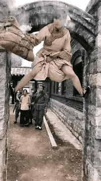 底裤外露,尼姑透视装,导演你这么会拍,该不会是你自己想看吧