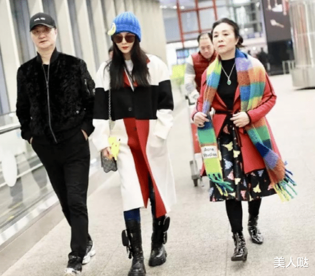 范冰冰携父母现身机场，67岁妈妈打扮花枝招展太招摇，把明星女儿的风头都抢光