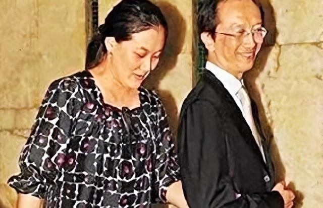 香港“财神爷”弃发妻追陈慧珊,风水师一句话,他转身娶了伏明霞