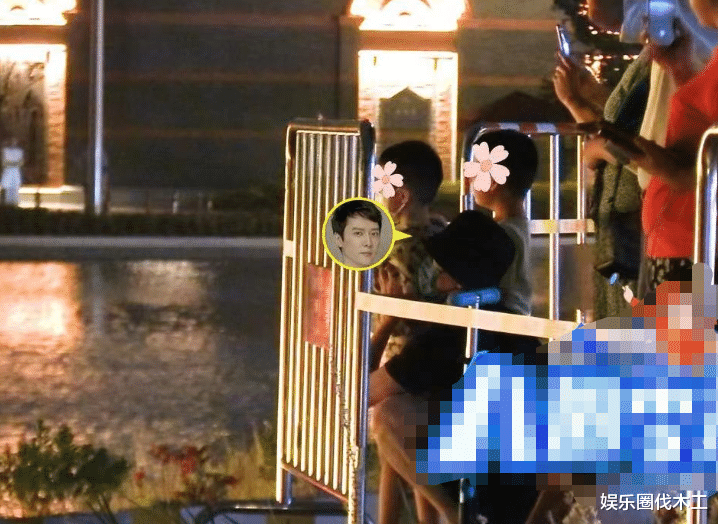 冯绍峰跟女保姆带娃逛街,手牵手被指像一家人,难怪赵丽颖拒复婚