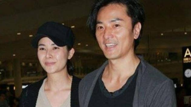 55岁郑伊健夫妇日本街头被偶遇，T恤起球破烂，拮据生活疑曝光！