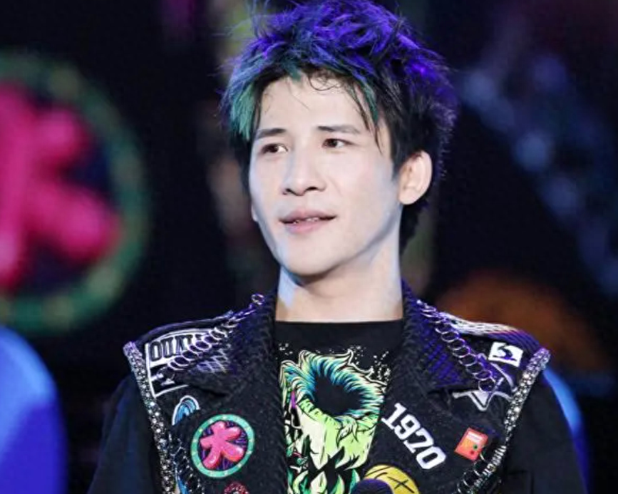 大张伟老婆现身英国,脖子肿胀似胖50斤,大张伟全程黑脸疑嫌弃