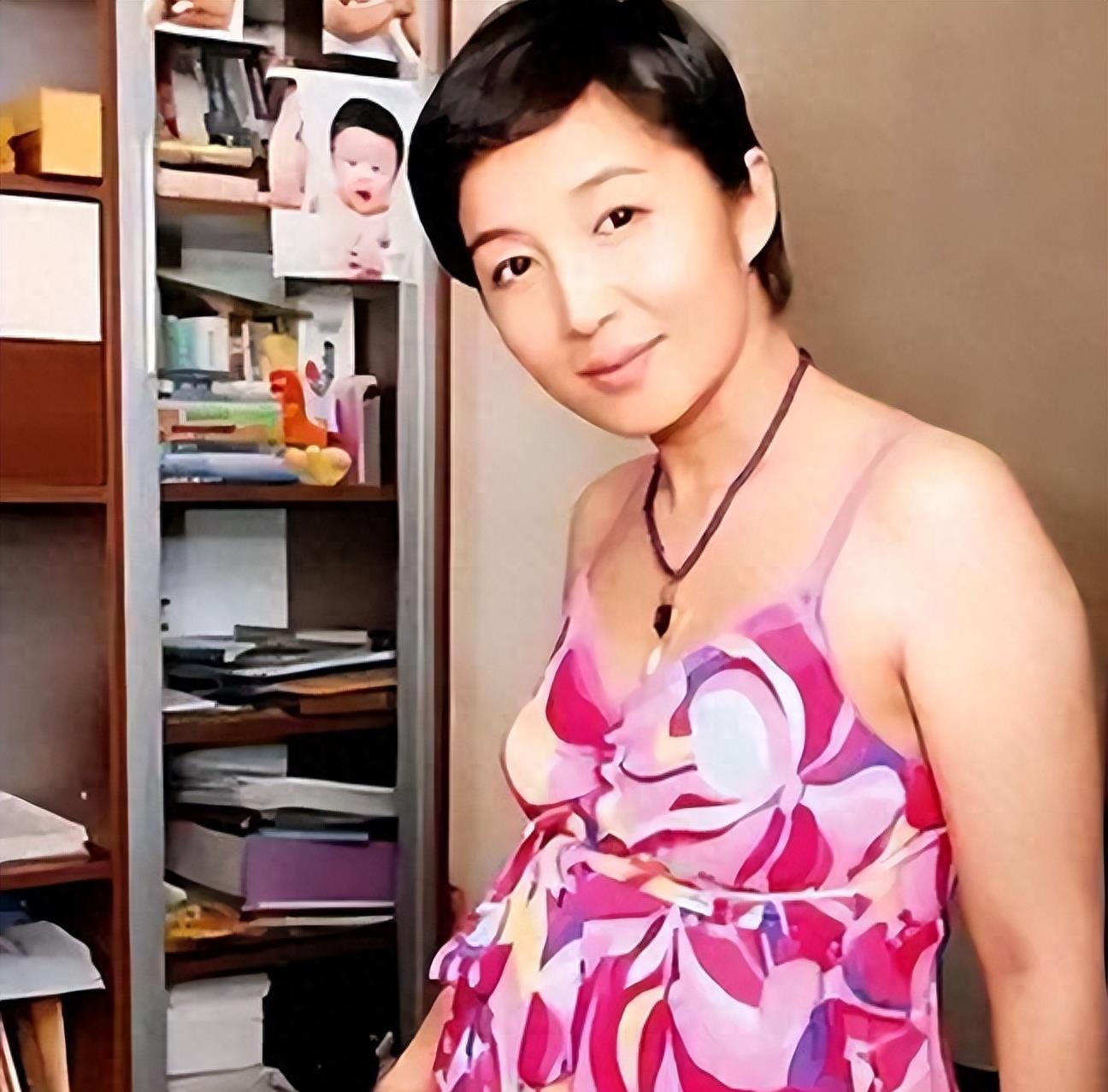 为斩草除根,成龙对乞讨为生的女儿下“毒手”,简直丧尽天良!