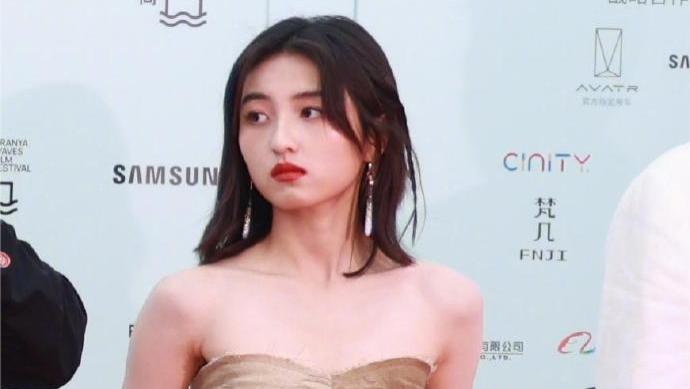 |张子枫在海浪电影周亮相，好像美人鱼