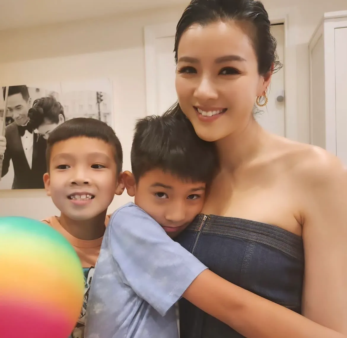 陈茵媺晒全家福为大儿子庆生，10岁陈梓烨阳光帅气，模样像爸爸陈豪