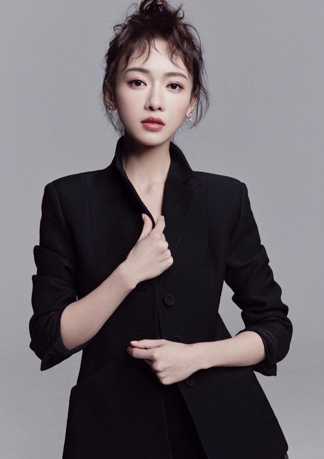吴谨言 吴谨言的穿搭真的很潮，抹胸，月光白西装，短发，清爽凉爽