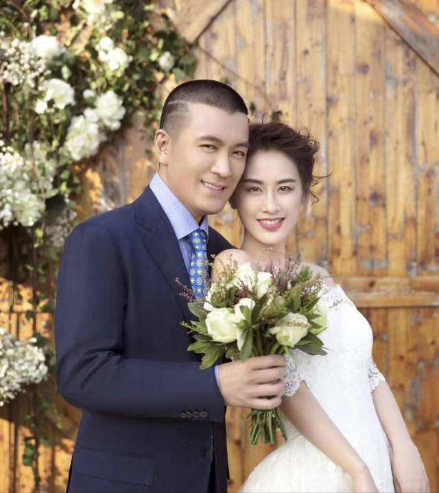 13对赵本山徒弟夫妻对比，文松老婆貌美如花，王小虎老婆撞脸周涛