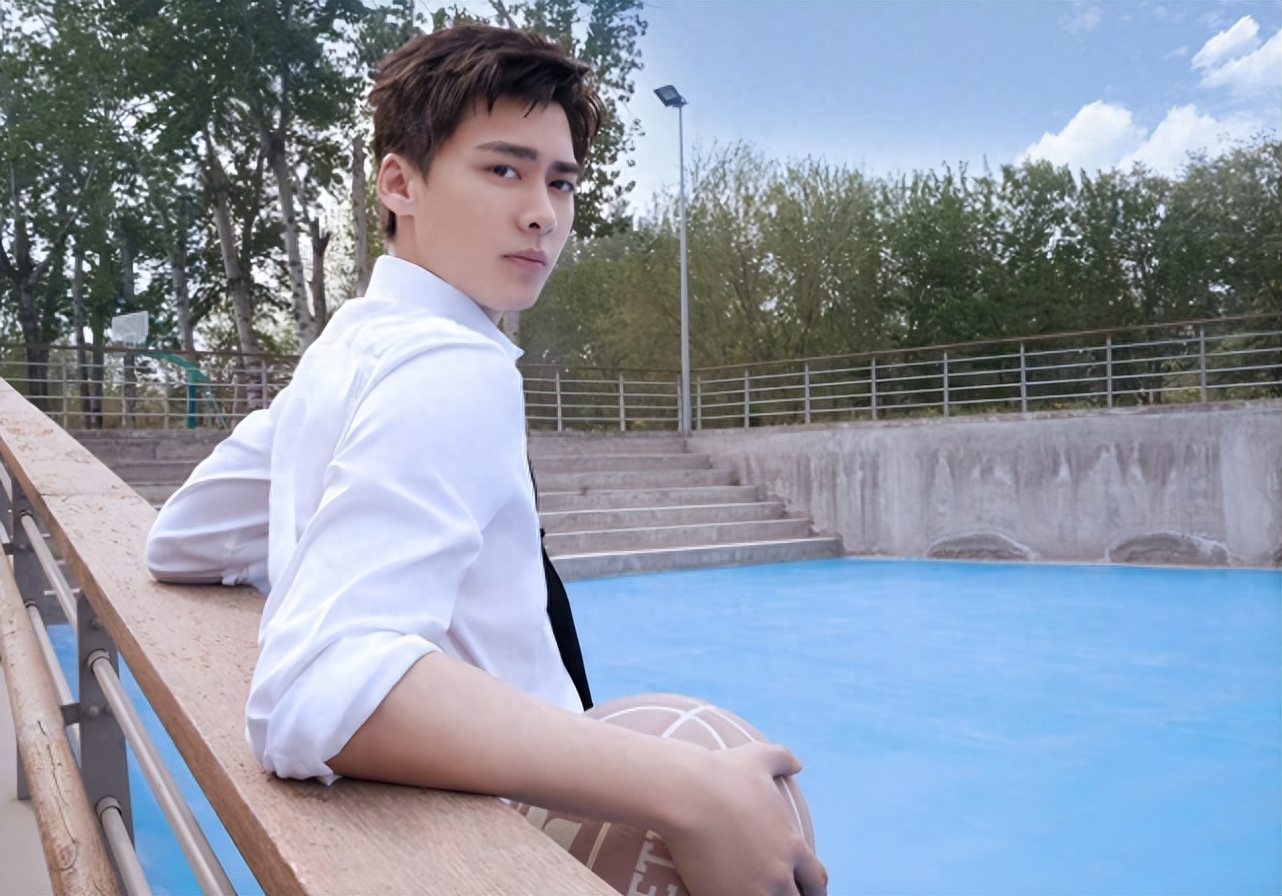 李易峰打篮球被偶遇,消瘦太多黑眼圈加重,手腕全是伤惹猜测