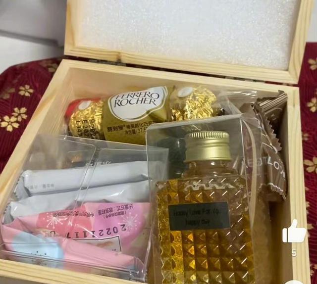 胡歌|网友晒胡歌送的喜糖,木盒上印有“吾家有喜”,却被吐槽太寒酸