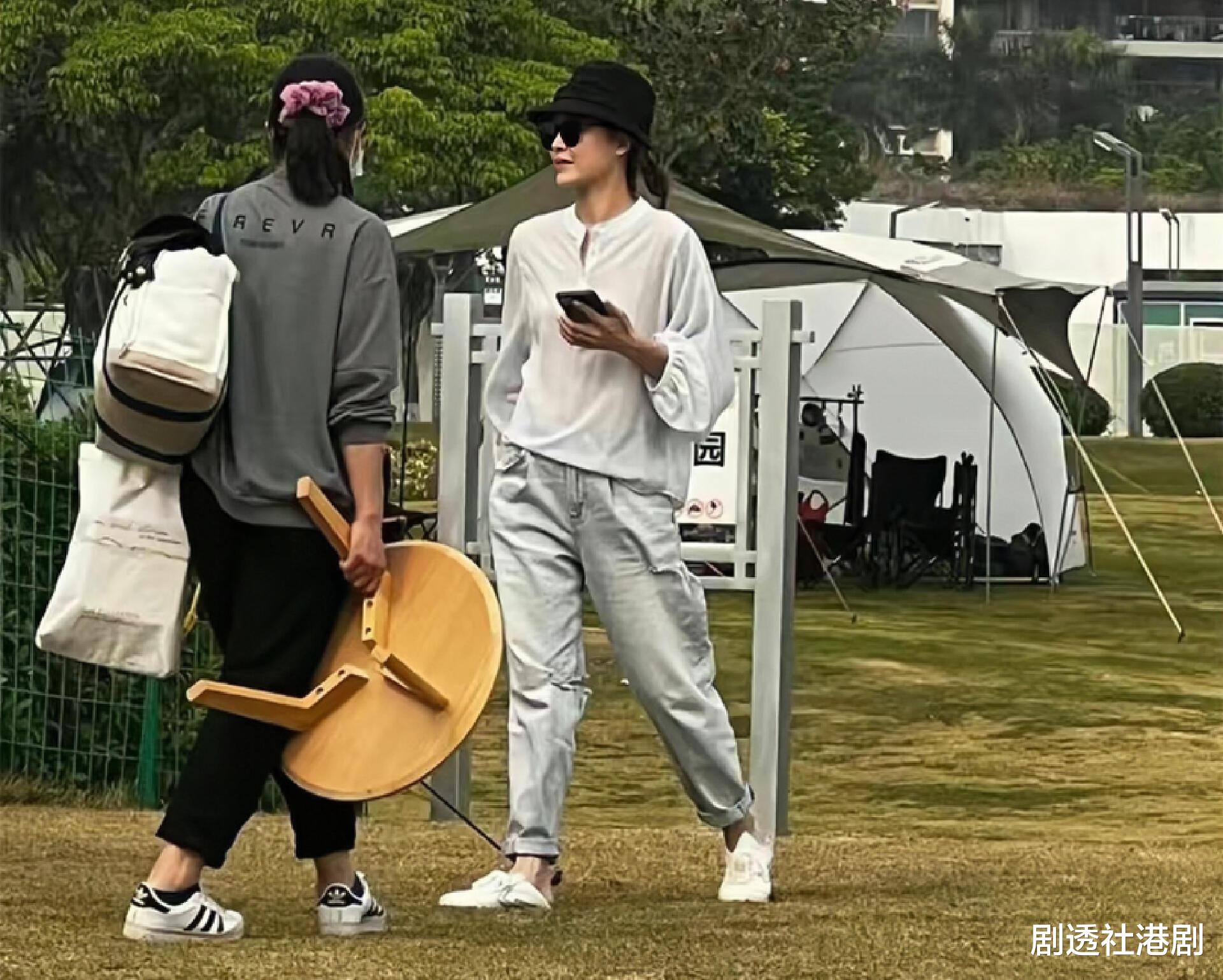 周励淇|香港知名女星被曝移居珠海!住均价3万高档小区,与丈夫甚少同框