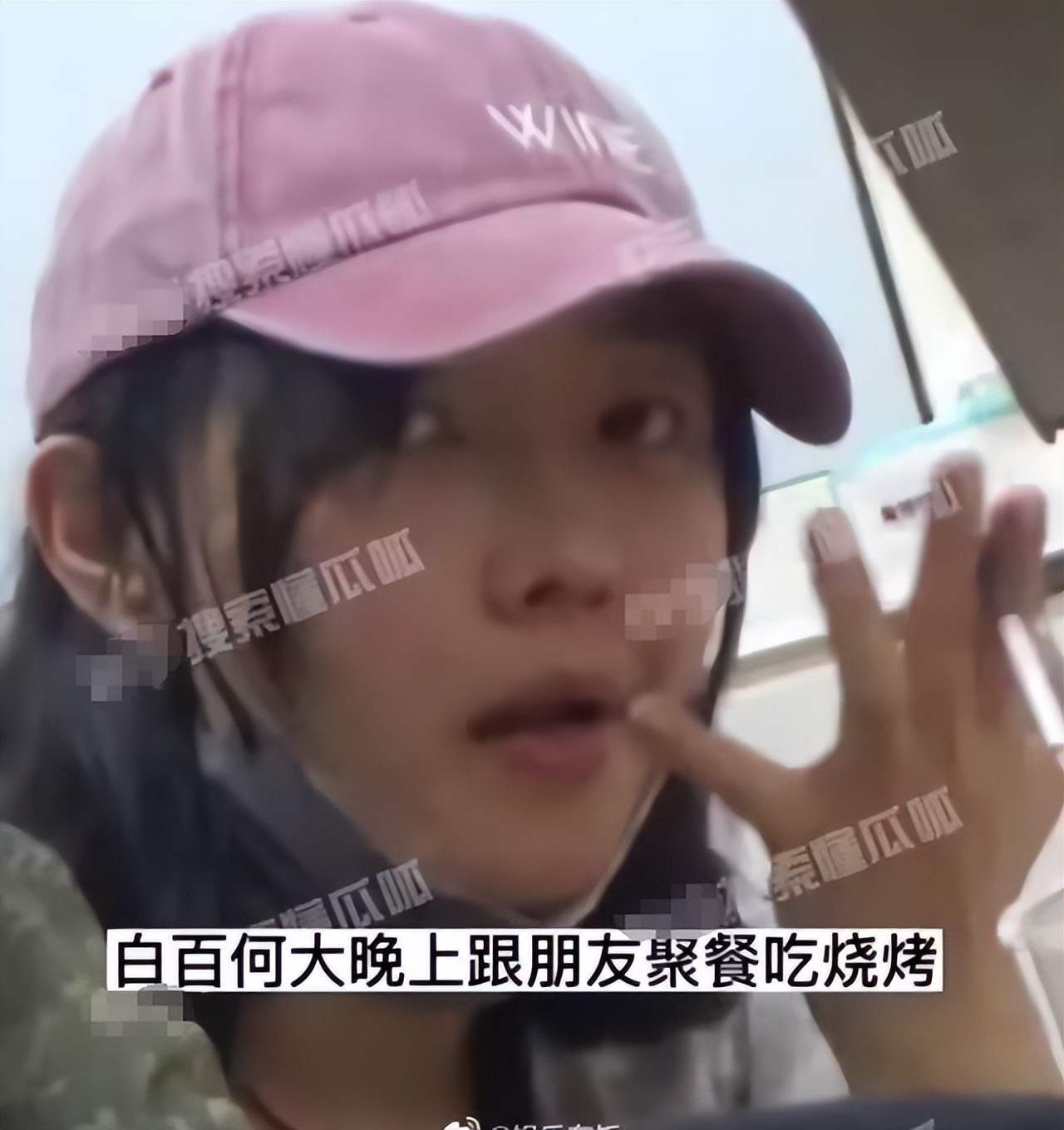 白百何|白百何深夜聚餐放飞自我,与友人碰杯大口喝啤酒,香烟一支接一支