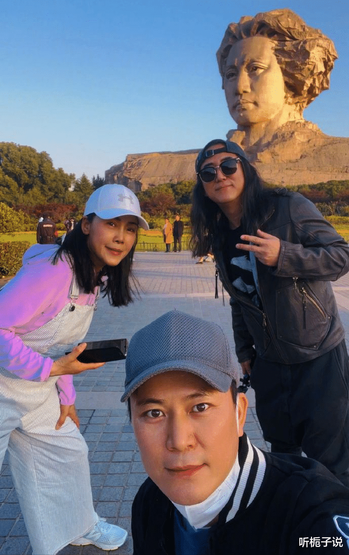 田震|56岁田震近照曝光!穿搭十分减龄,与丈夫结婚多年感情依旧稳定