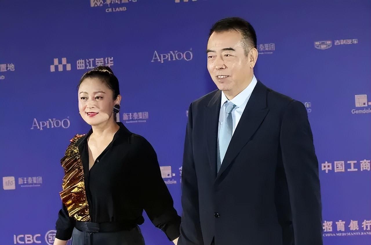 张艺谋|张艺谋现身美国参加孩子毕业典礼