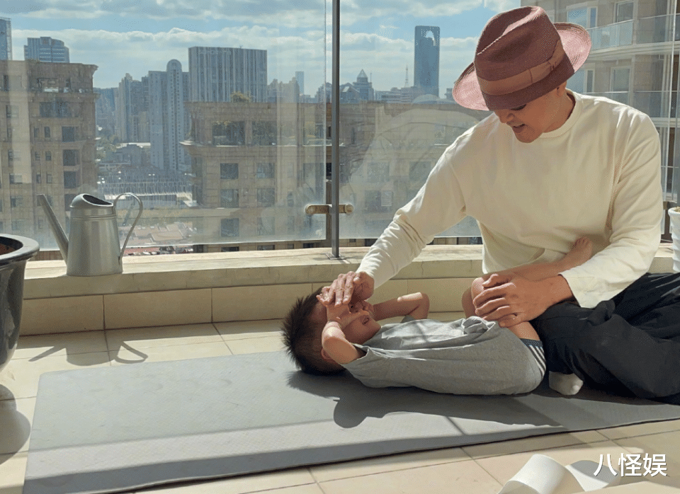 TVB|明道牵妻儿手逛街,牛仔裤配凉拖尽显朴素,妻子挺孕肚背包不娇气