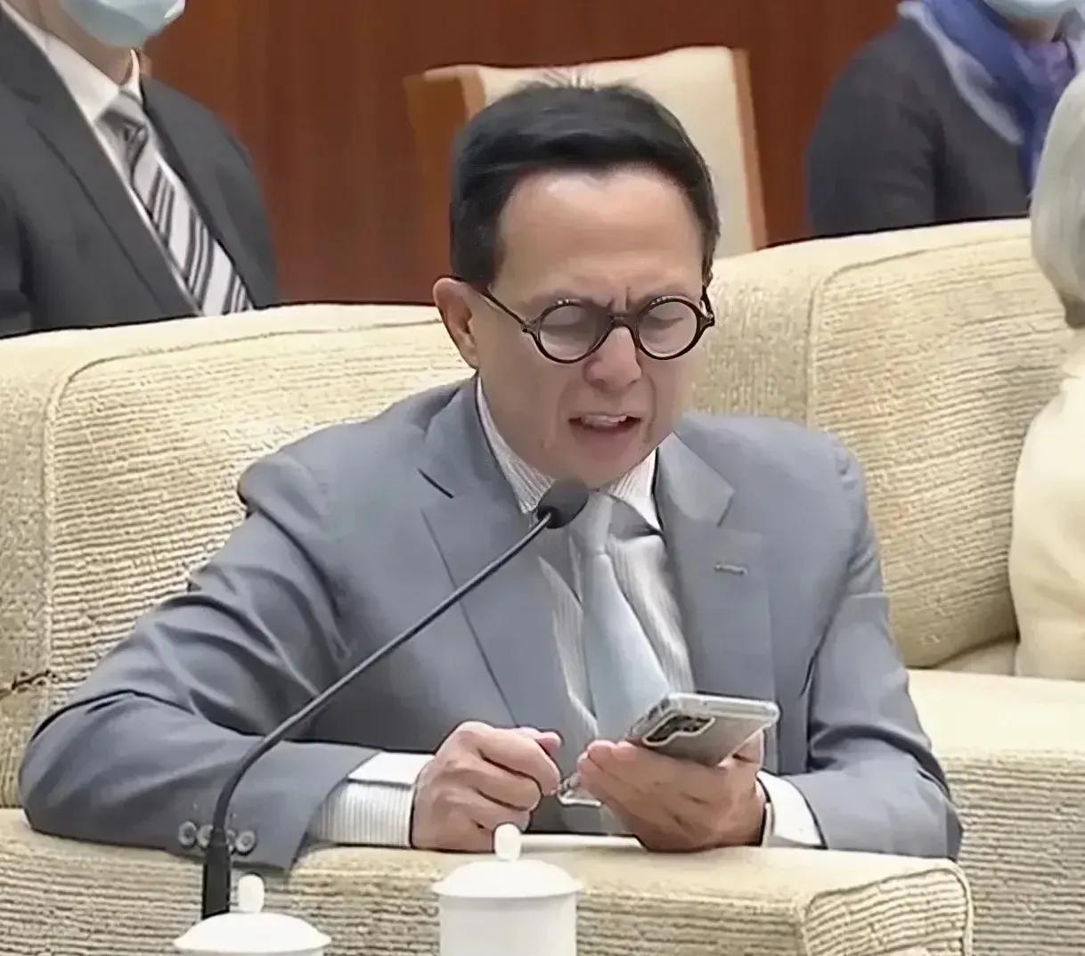 李泽楷|李泽楷扛住央视镜头,黑发浓密自带孩子气,58岁李泽钜显沧桑