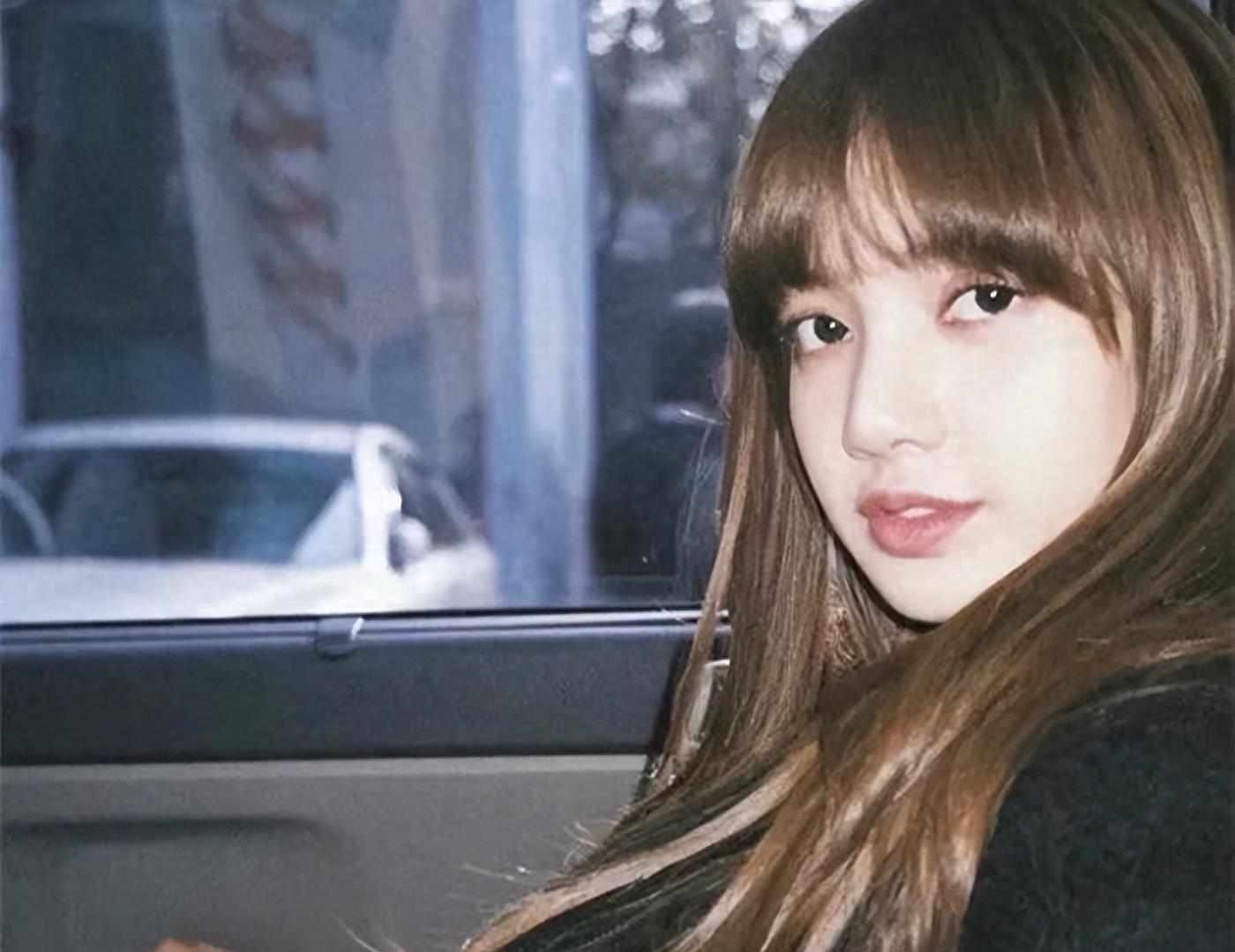 Lisa被拍与LV三公子聚餐，又黑又丑，网友辣评：像偷贵太太包的菲佣