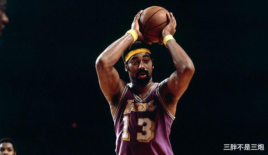 乔丹老詹都不够格？盘点职业生涯场均20+10的那些大神们！