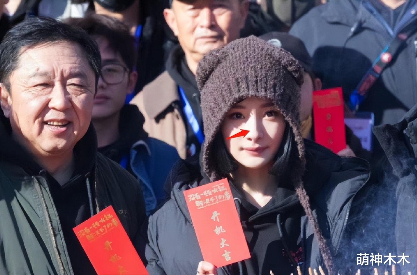 电影|杨幂穿北电校服现身开机式，山根粗壮笑容僵，电影质量遭质疑