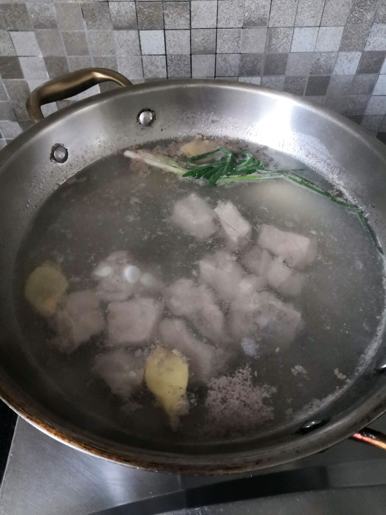 卤味|告别传统炖法，这样煮排骨莲藕汤，鲜甜入味，两碗都嫌不够！