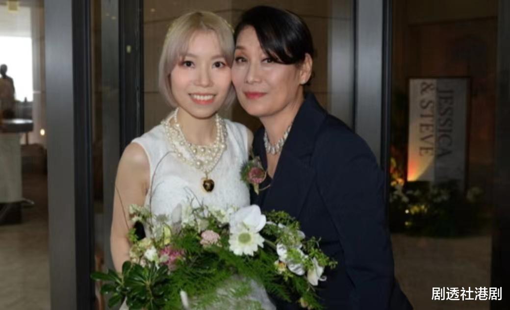 恭喜！香港武打女星明年做外婆，为爱女天天祈福更煲汤给其补身体