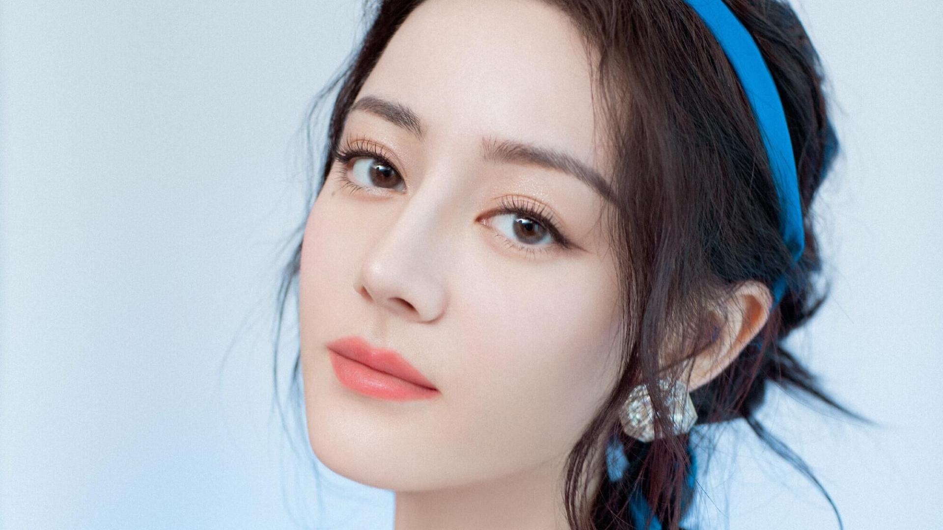 迪丽热巴太聪明了，穿小白裙还坚持“藏一半，露一半”，真新潮