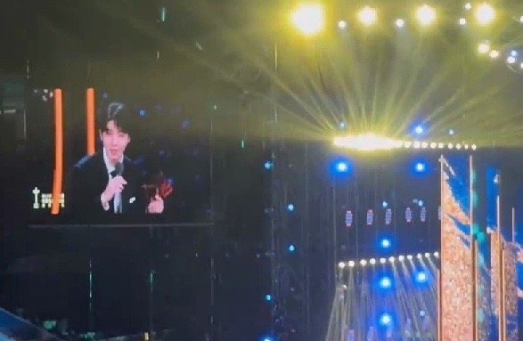 王俊凯|华表奖红毯王俊凯易烊千玺同框了!粉丝:挨得近,中间没有银河系