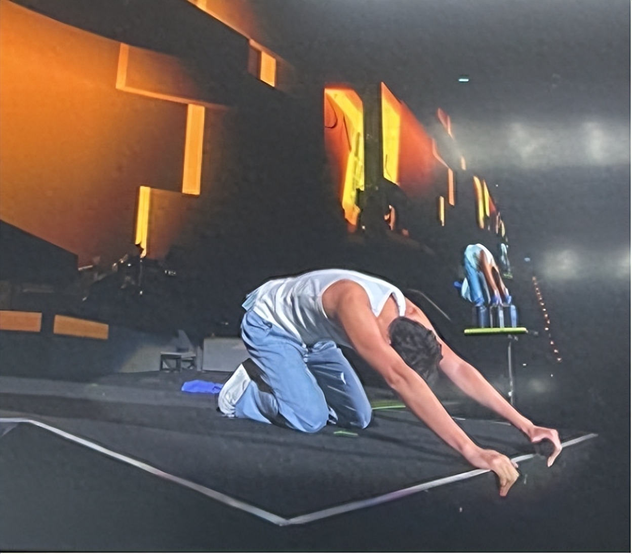 王力宏再撕李靓蕾?演唱会哽咽下跪,透露自己好委屈:并没做什么