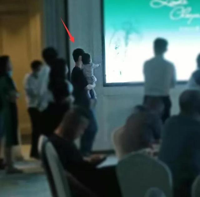 邓伦近况,发福认不出,开火锅店谋生,被曝隐婚生女遭圈内人疏远