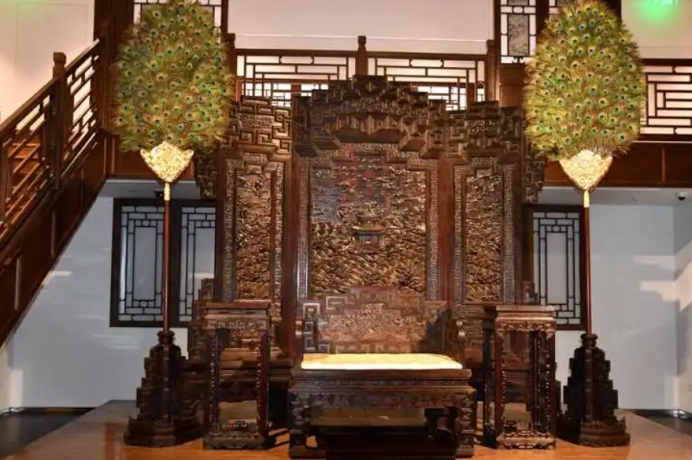 82岁陈丽华被曝婚变！与迟重瑞同框互不搭理，资产分配引发热议