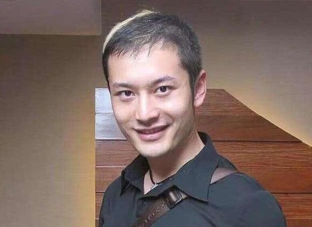 黄晓明《中餐厅》假发套穿帮,脖子上方头发奇怪,像戴了一顶帽子