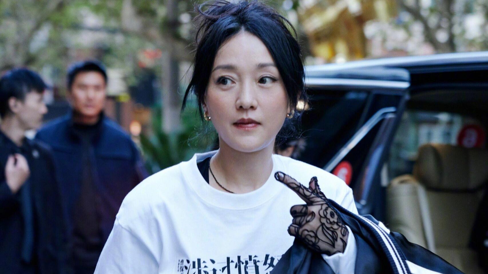 周迅又带火了一种新穿法：“上身去运动，下身去夜店”，时髦洋气