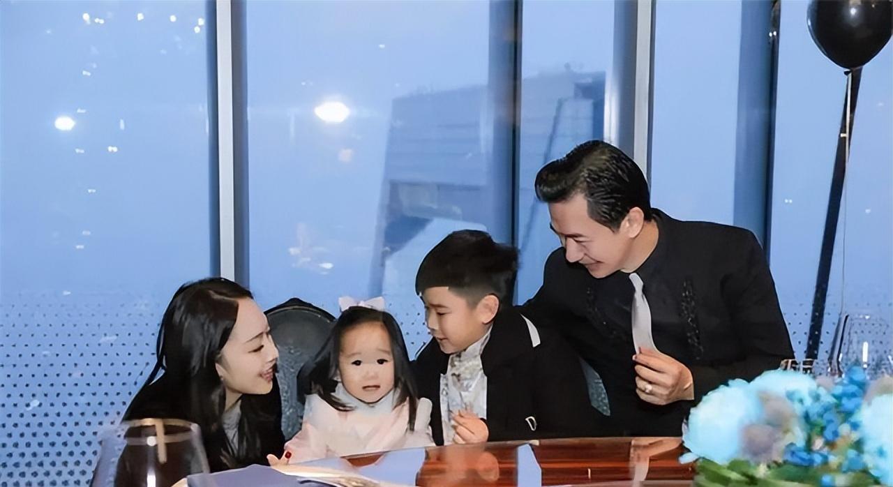 黄舒骏90后娇妻曝光，曾为选美比赛冠军，让54岁的黄舒骏再当爹！