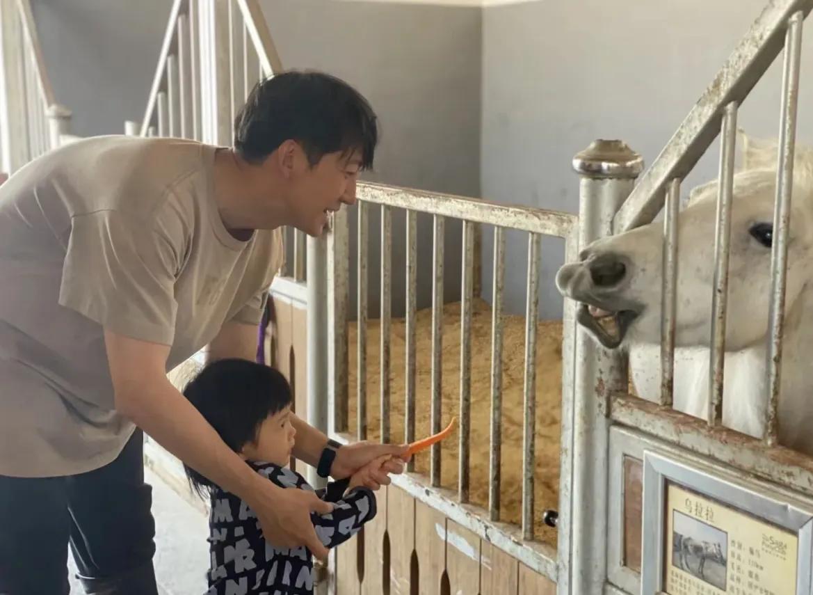 王阳一家三口同框,推婴儿车奶爸范十足,2岁女儿眼睛大大好可爱