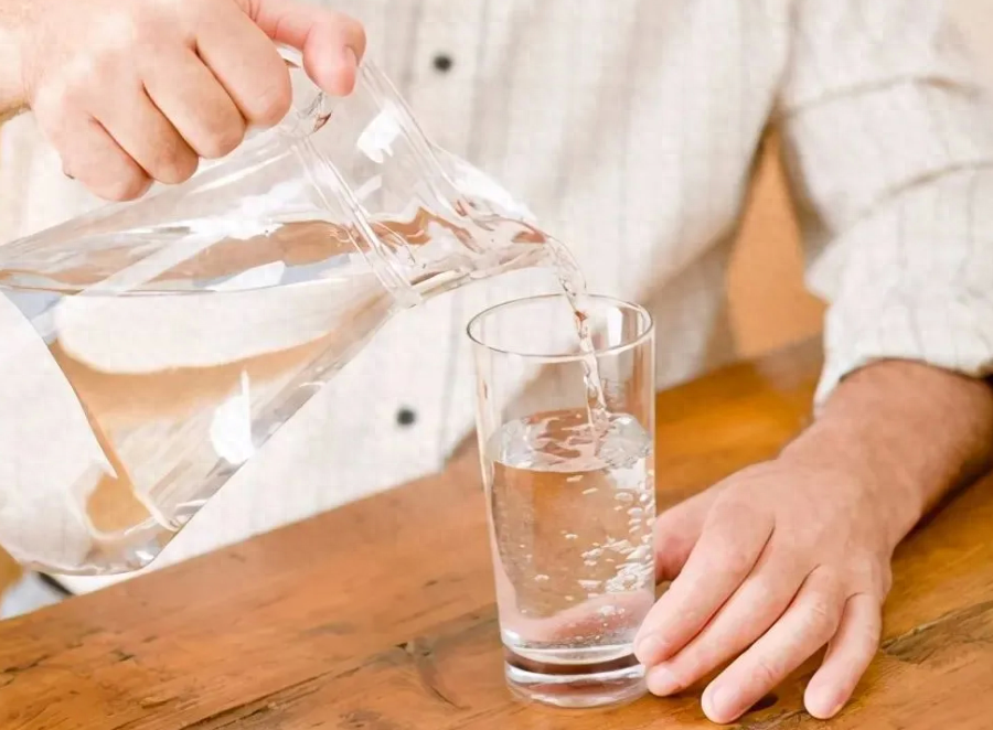 半夜突然醒来,嘴巴又干又苦?别以为是缺水,或与这几个原因有关