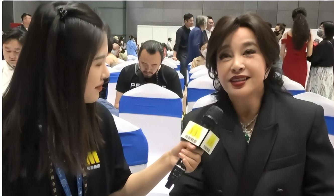 王馥荔 当刘晓庆和74岁王馥荔同框，在科技脸的对比下，就知道自然老去有多美
