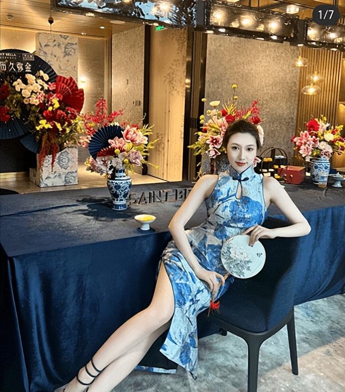 舅舅外公都是影帝，爸爸是国家一级演员，海归学历现在是网红