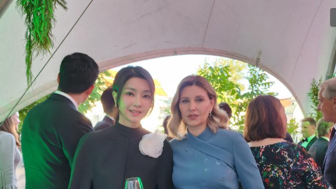 朱一龙 韩国夫人立陶宛晚宴遇到乌克兰夫人！穿斗篷衣端酒杯，太有东方美